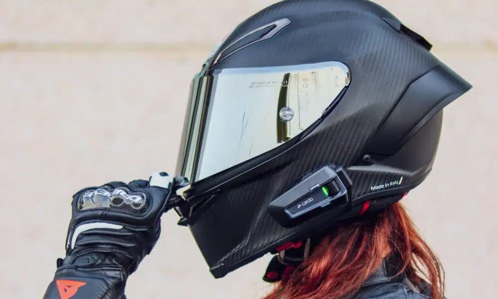 une femme avec un casque de moto