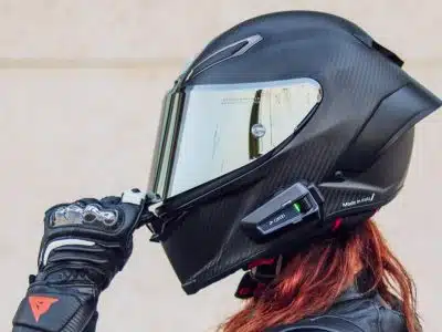 une femme avec un casque de moto