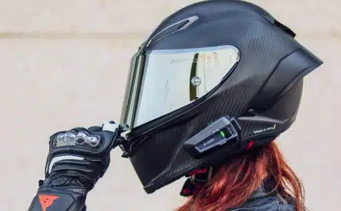 une femme avec un casque de moto